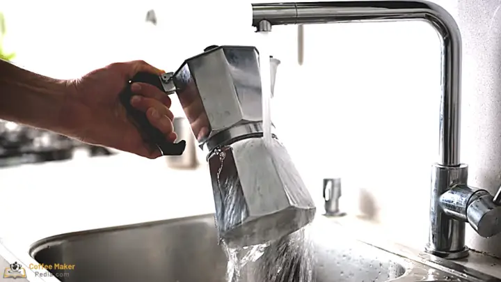 We stop coffee extraction by cooling the base of the coffee maker with cold water