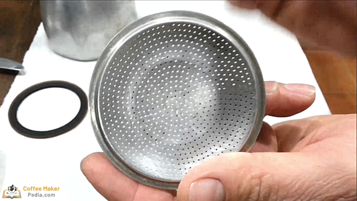 The metallic flat filter of the Moka pot