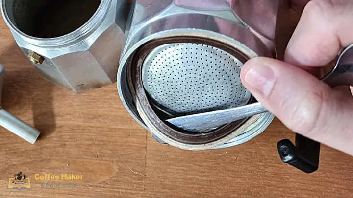 Remove the gasket with a tea spoon