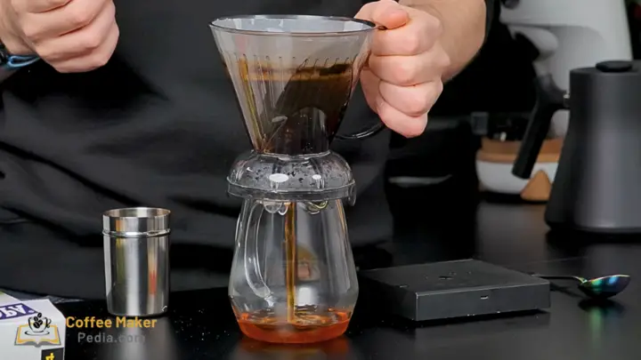 Coffee-extraction-with-the-Clever-coffee-dripper